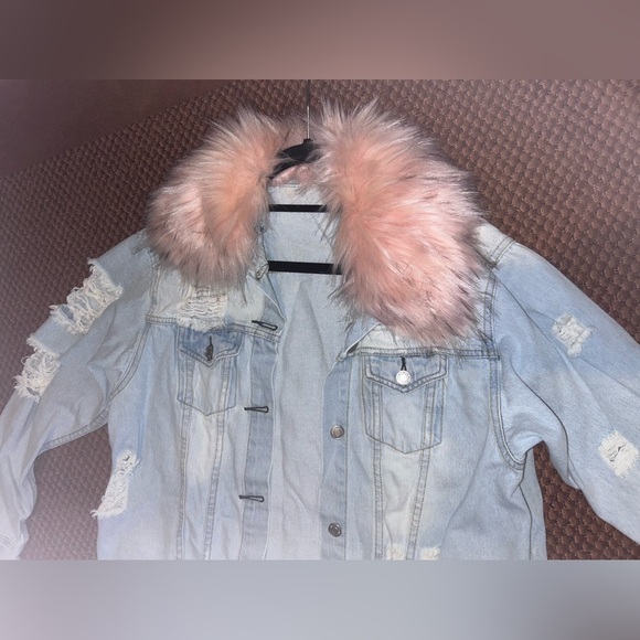 Distressed Denim Jacket w Faux Fur collar - Picture 13 of 16